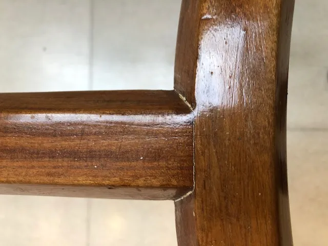 Détails d'une table ancienne Fontana Arte pour 8 personnes, avec une finition lisse et élégante.