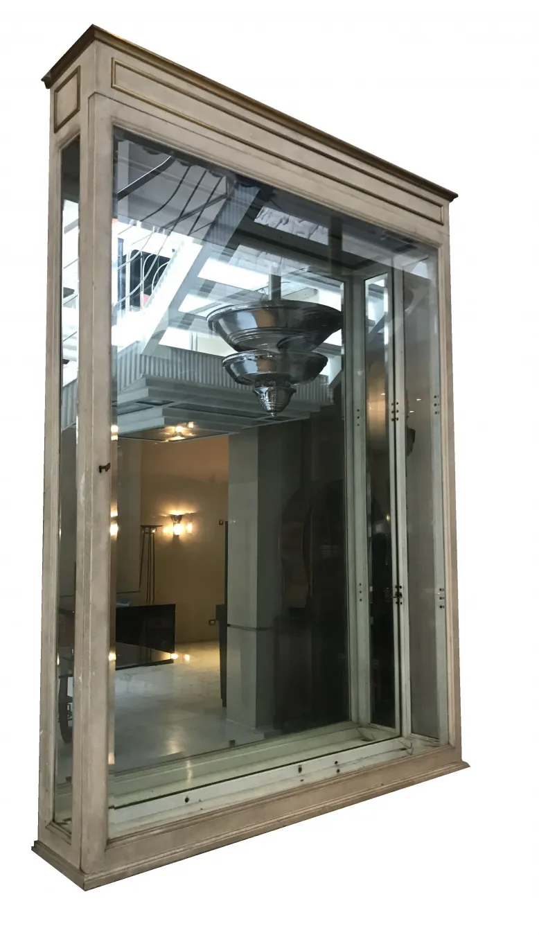 Antike Vitrine mit beleuchtetem Innenraum.