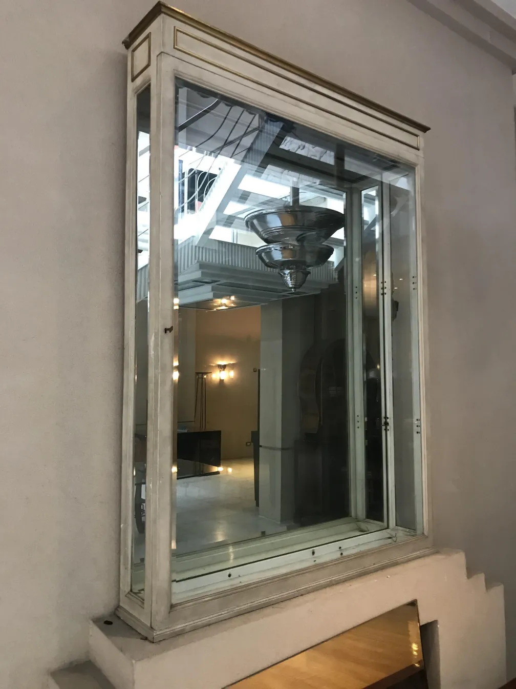 梅森詹森的古董展示柜，优雅设计配现代环境