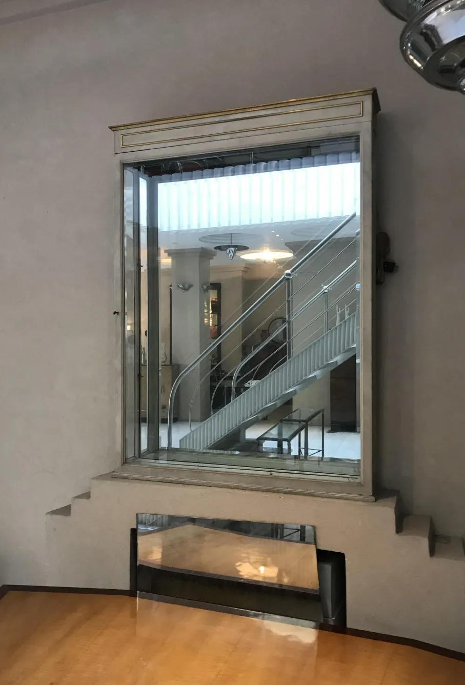 Maison Jansen की प्राचीन डिस्प्ले कैबिनेट, आधुनिक सेटिंग में