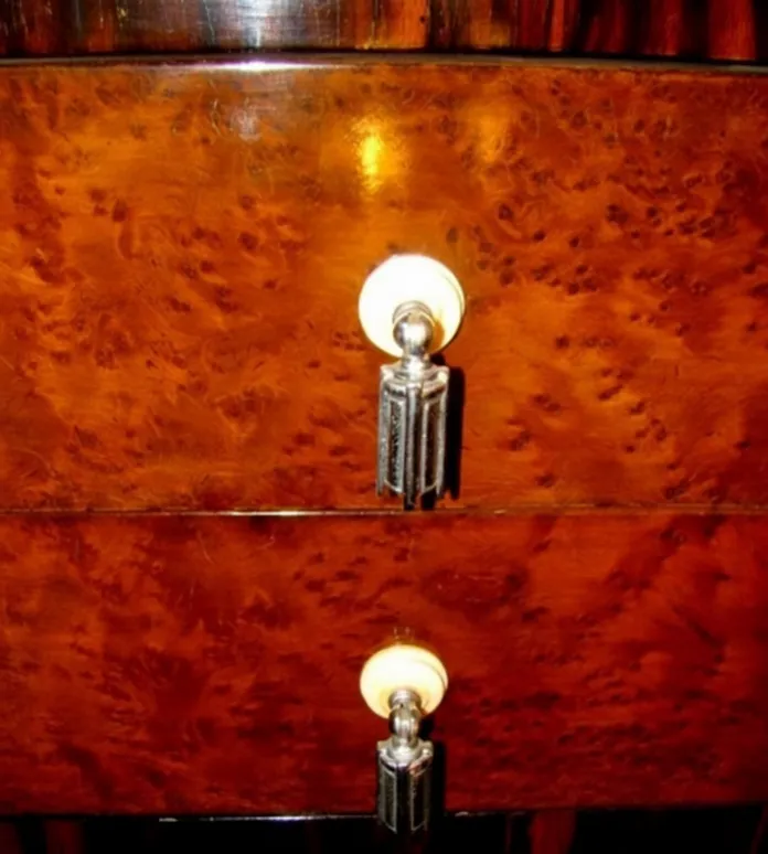 coluna antiga com detalhes em estilo art deco