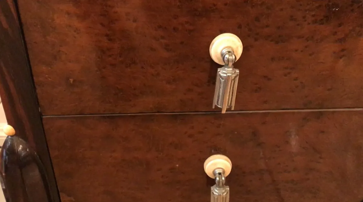 antike dekorative Säule mit eleganten Details im Hintergrund