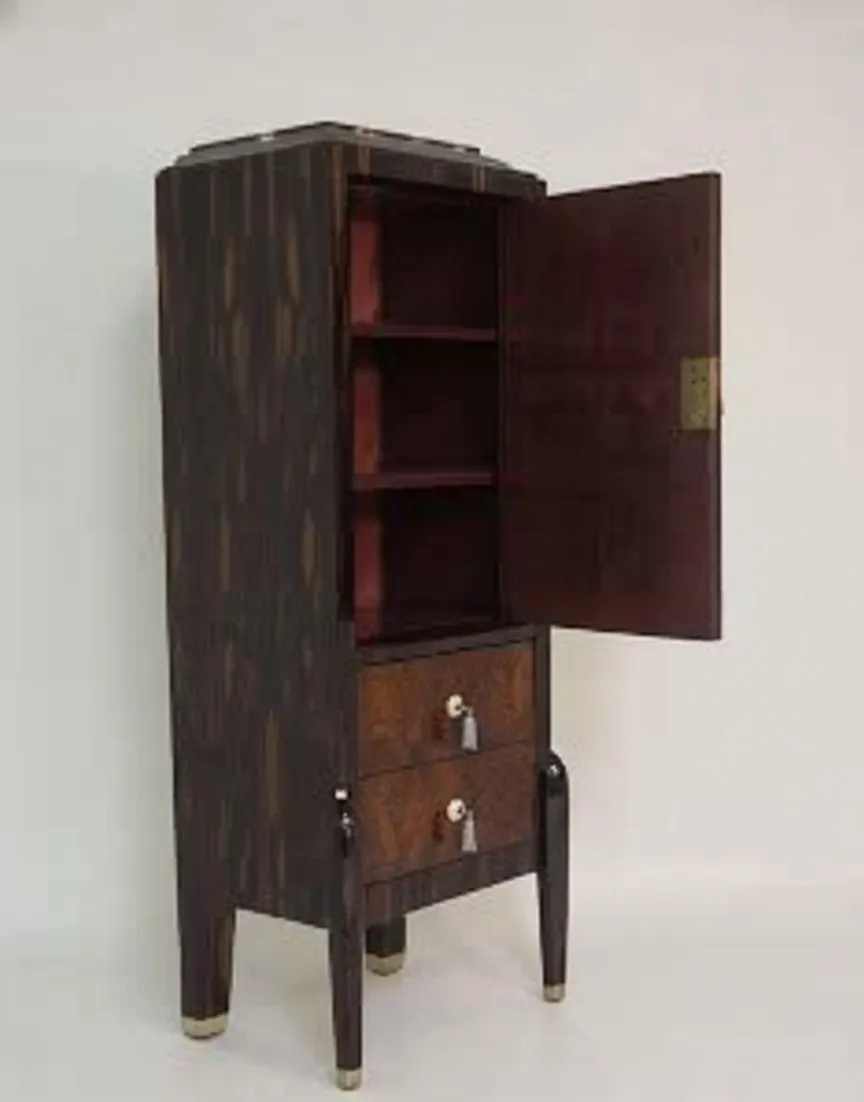 Antike Säule mit Regalen und Schubladen, elegantes Design