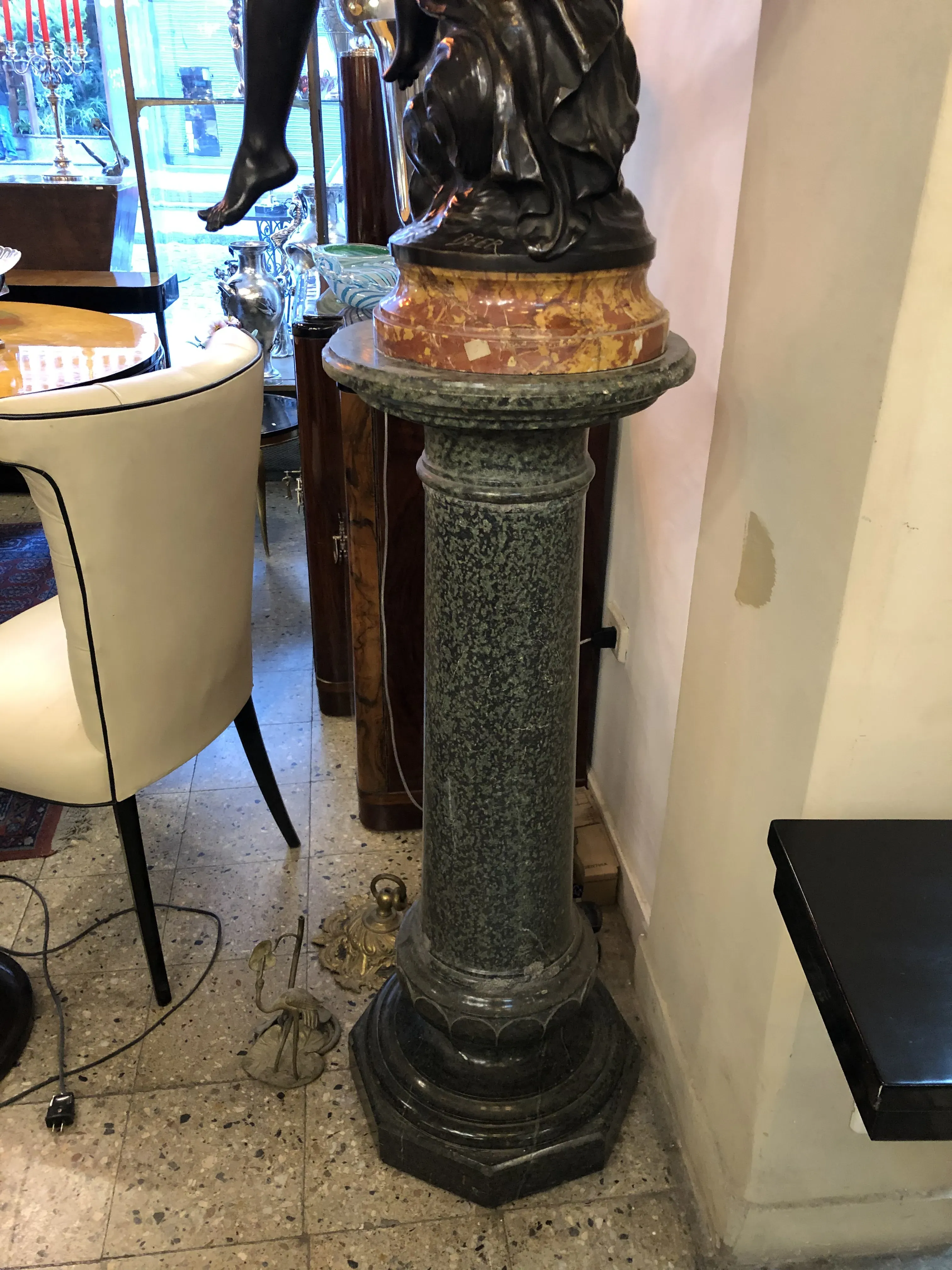columna antigua de diseño elegante, con adornos