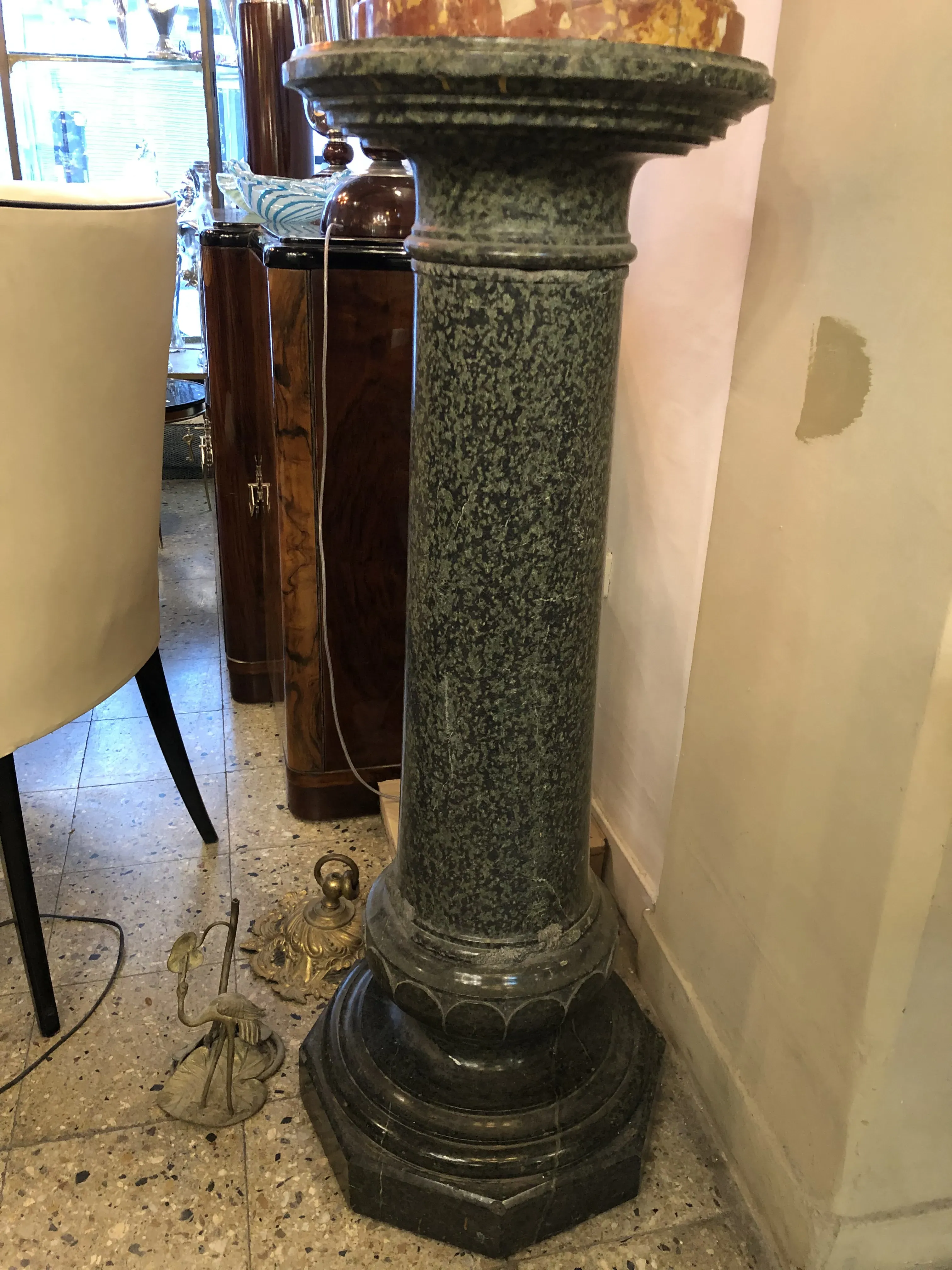 columna antigua decorativa con base octagonal y detalles
