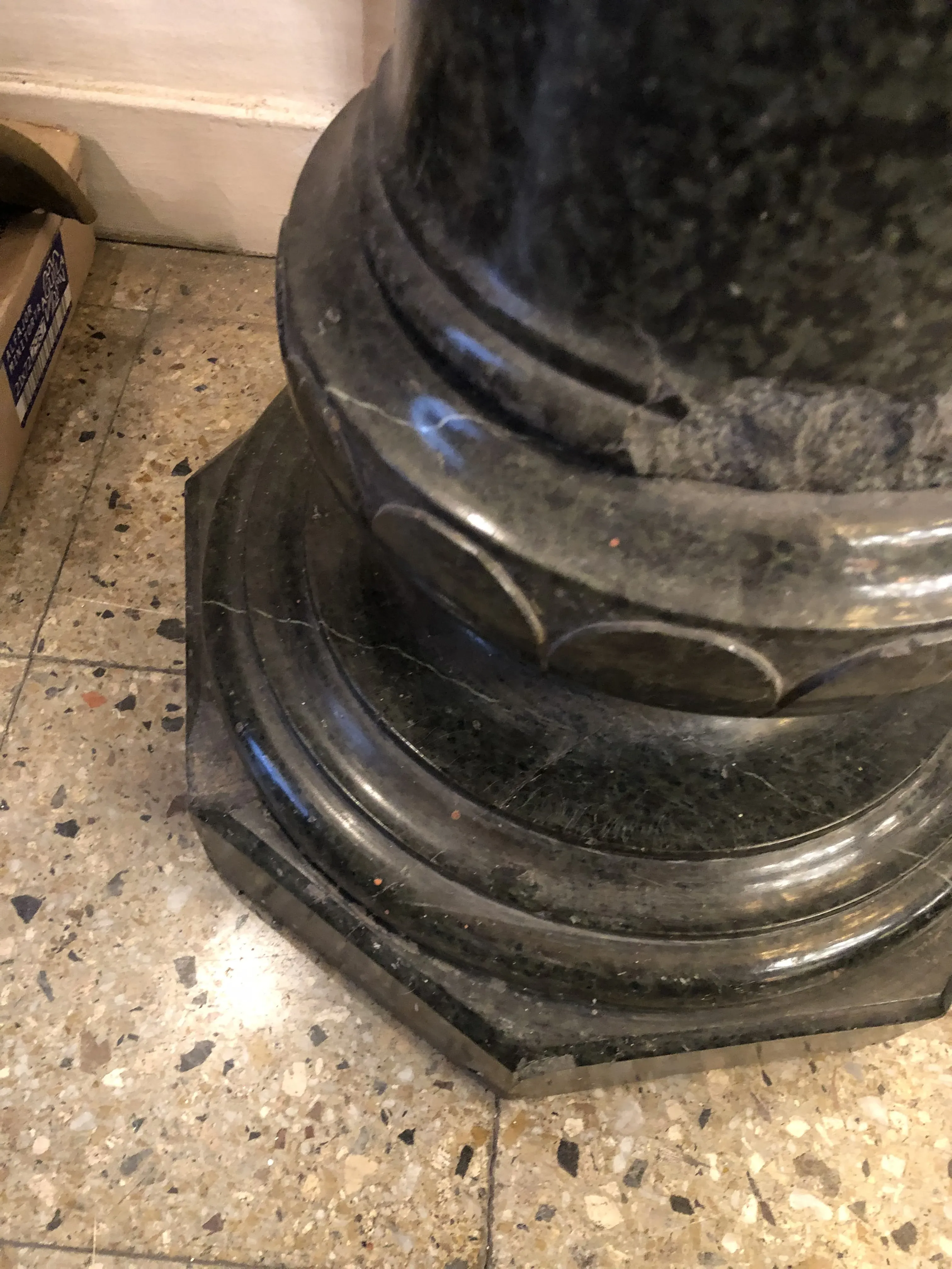 Detail einer antiken Säule mit achteckigem Sockel und glatten Oberflächen