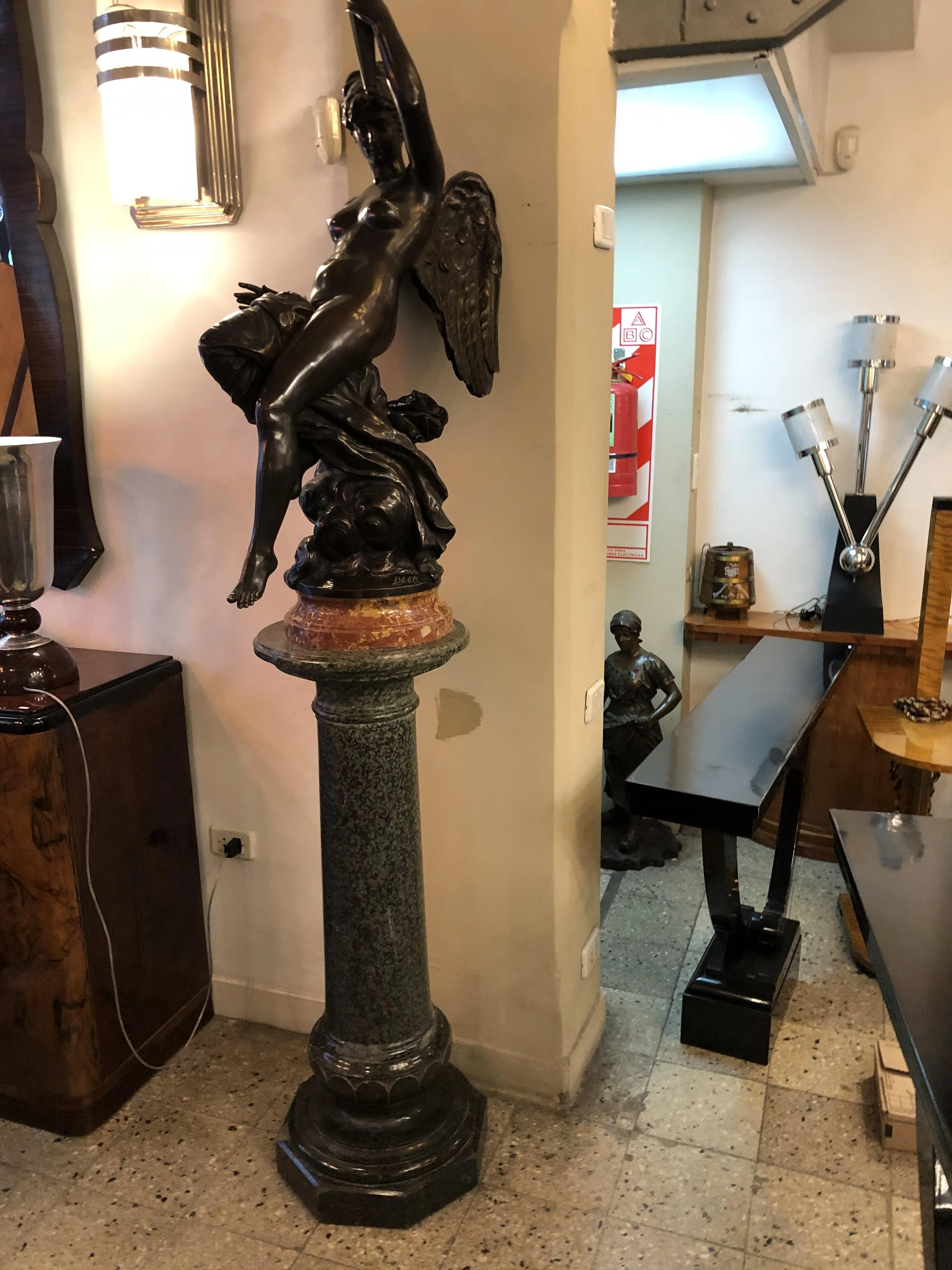 coluna antiga com figura no topo