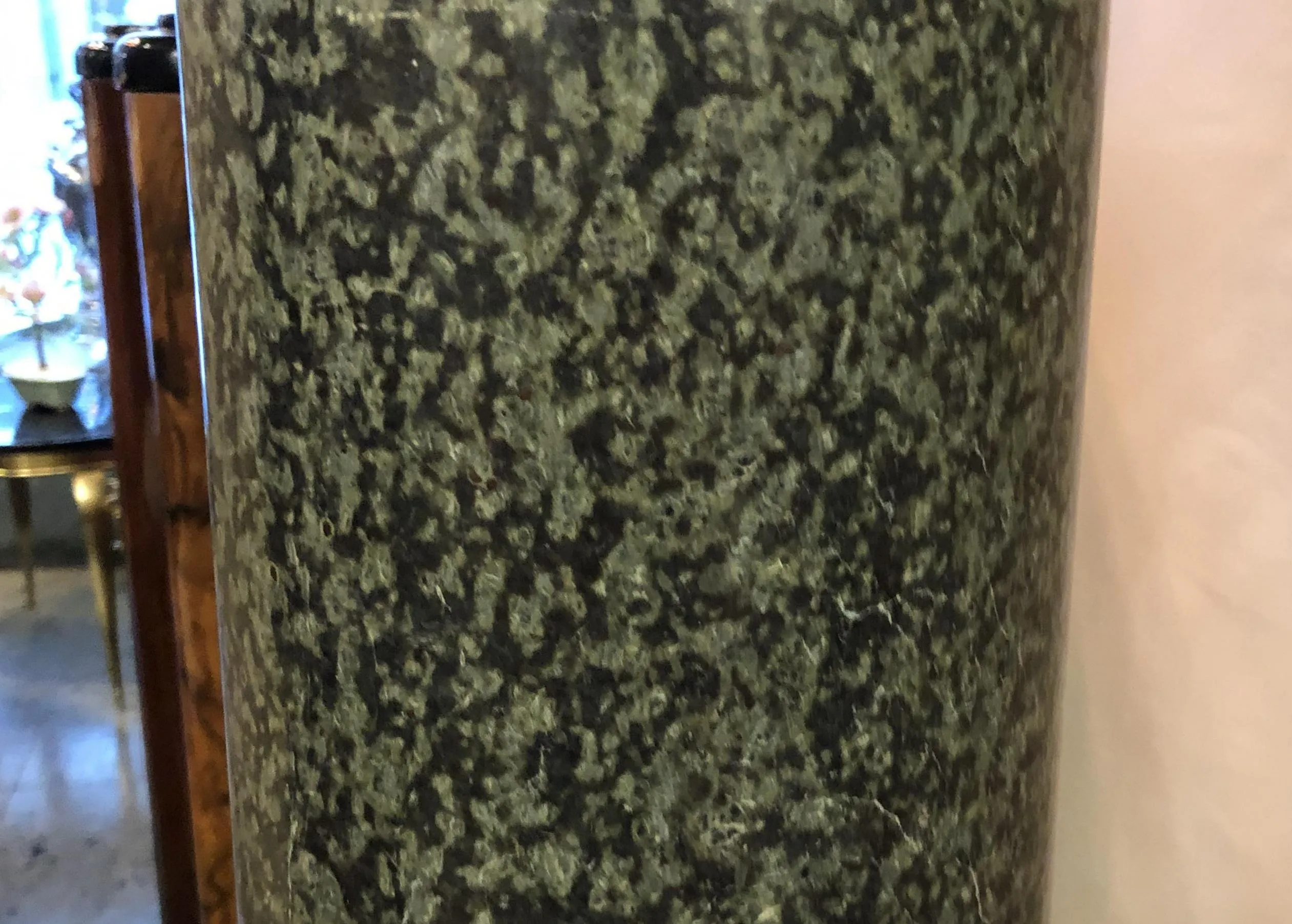 columna antigua con diseño decorativo y textura distintiva