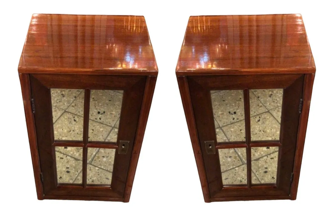 deux tables de chevet anciennes avec un design élégant et un miroir