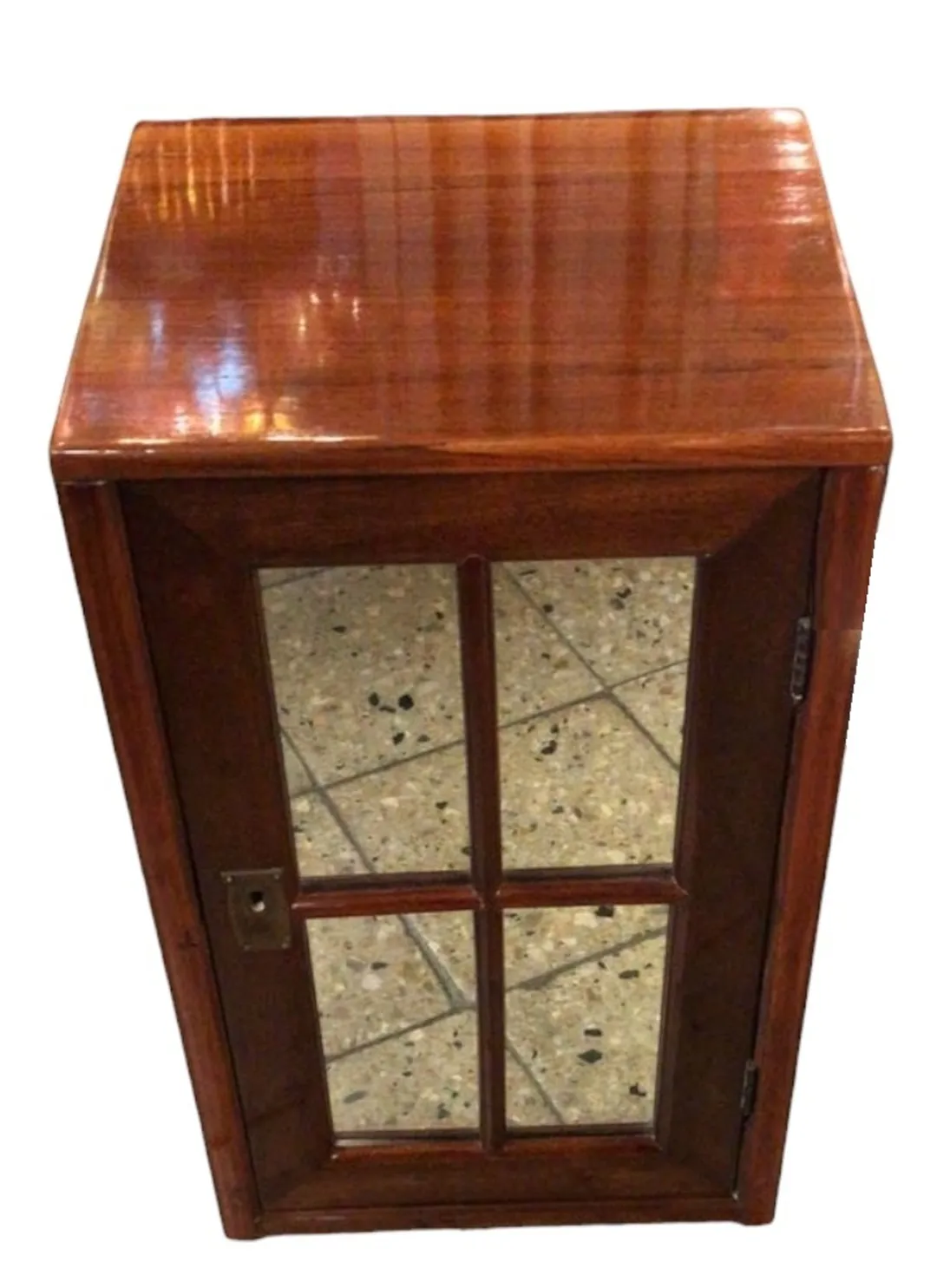 Criado-mudo antigo Art Deco com espelho e detalhes clássicos.