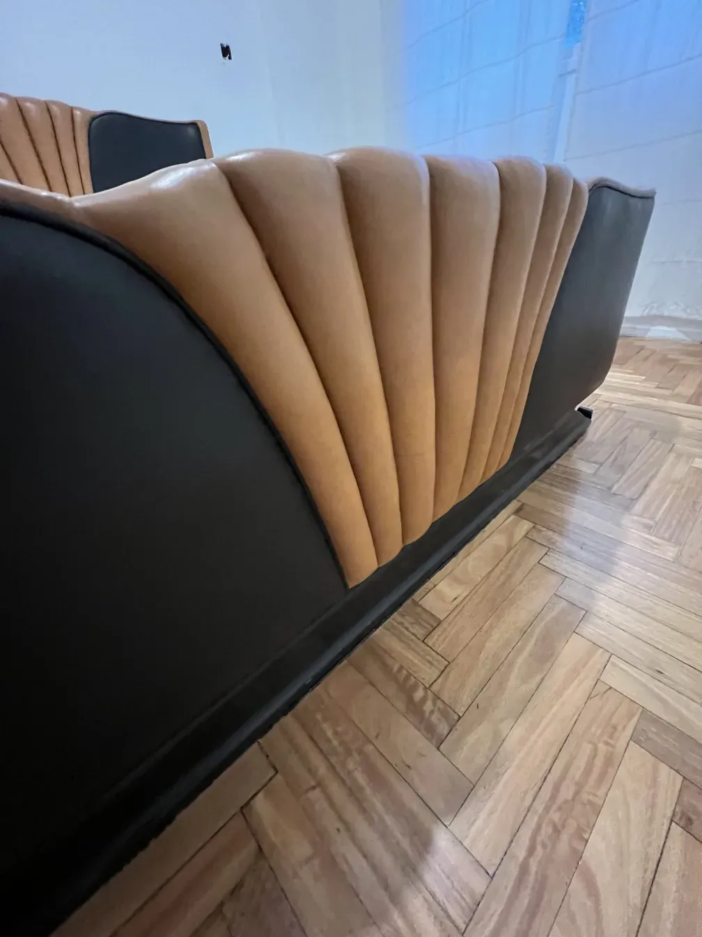 cama antiga com design art deco e bordas elegantes