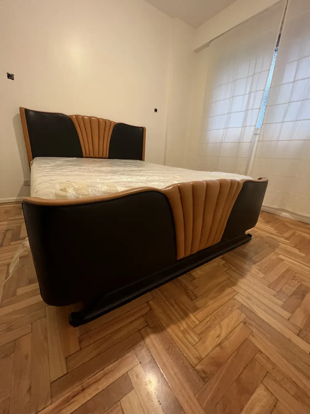 cama antigua de estilo Art Deco con cabezera