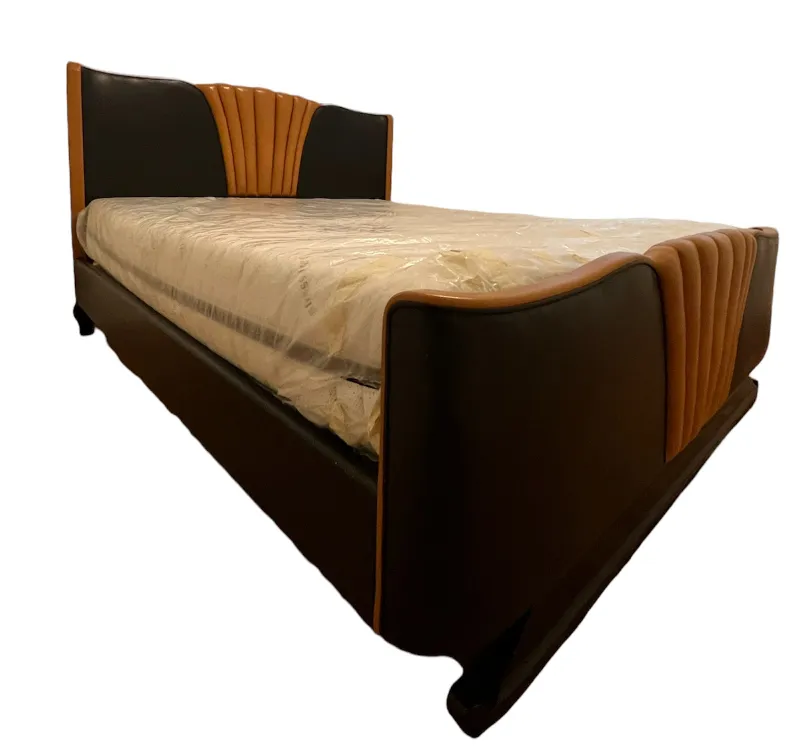 Cama antiga com cabeceira elegante e linhas modernas, estilo Art Deco