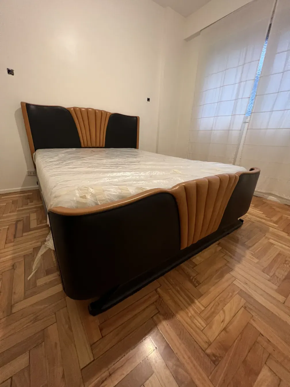 Letto antico con design elegante e finiture art deco, stanza ben illuminata.