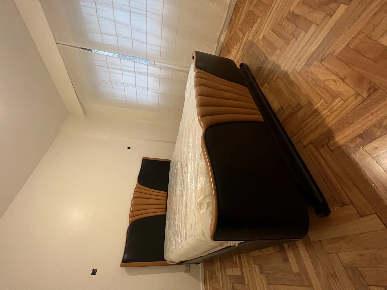 Antikes Bett im Art Deco-Stil mit markantem Kopfteil