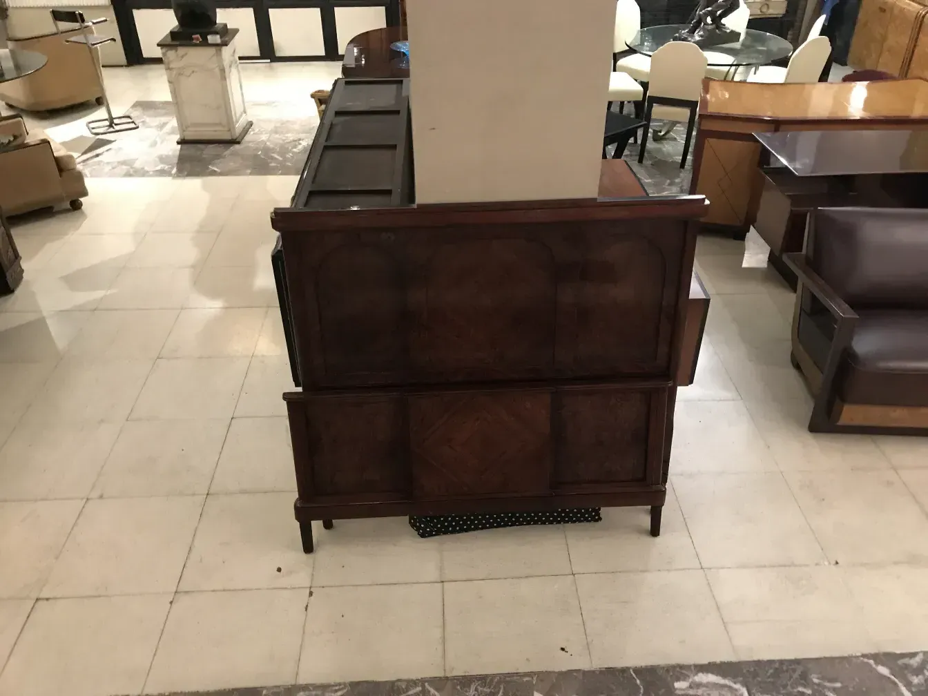 Cama antiga Art Deco com design elegante em um ambiente acolhedor.