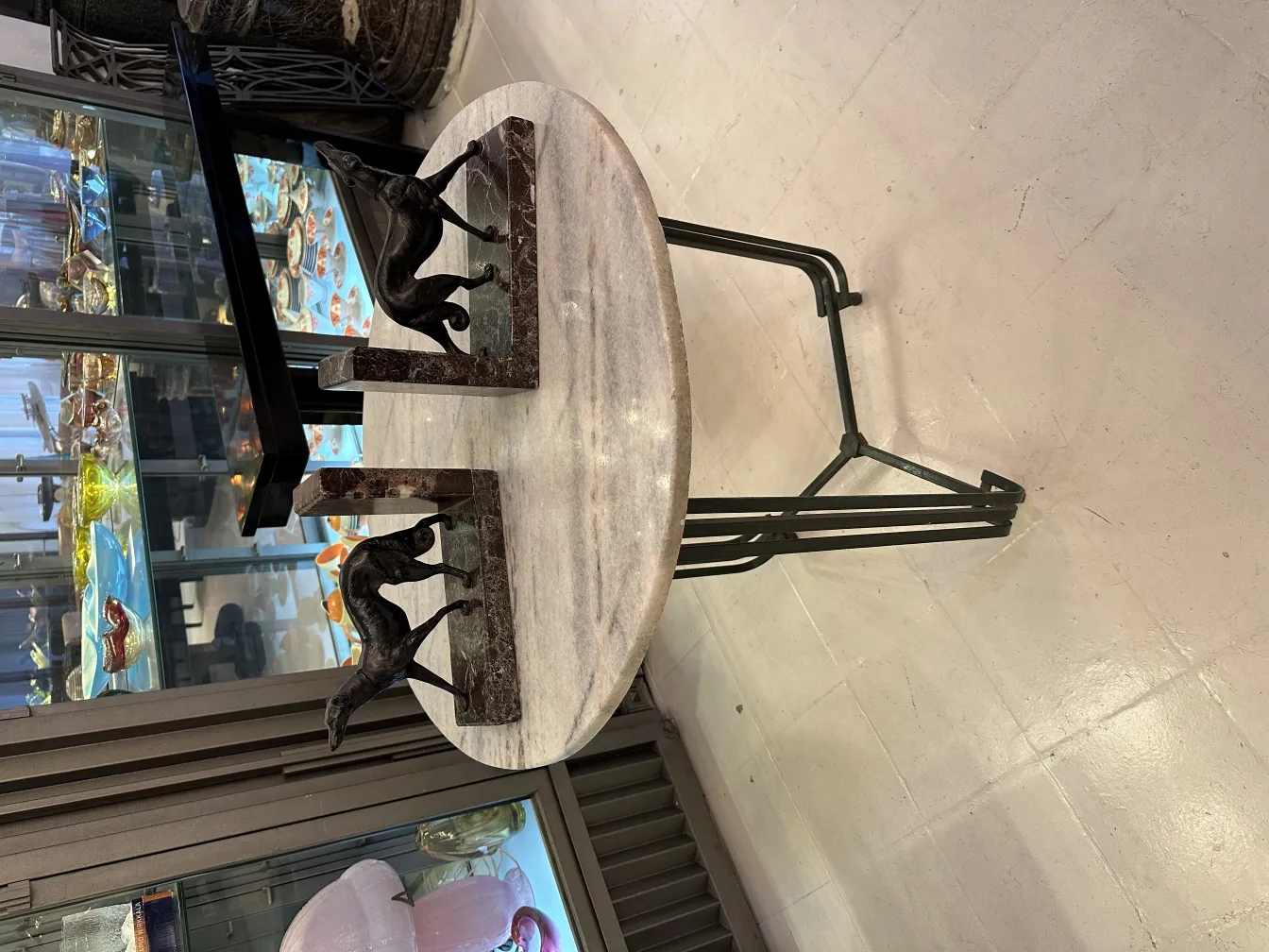 دفتين قديمة مع تماثيل الكلاب، في بيئة مضيئة.