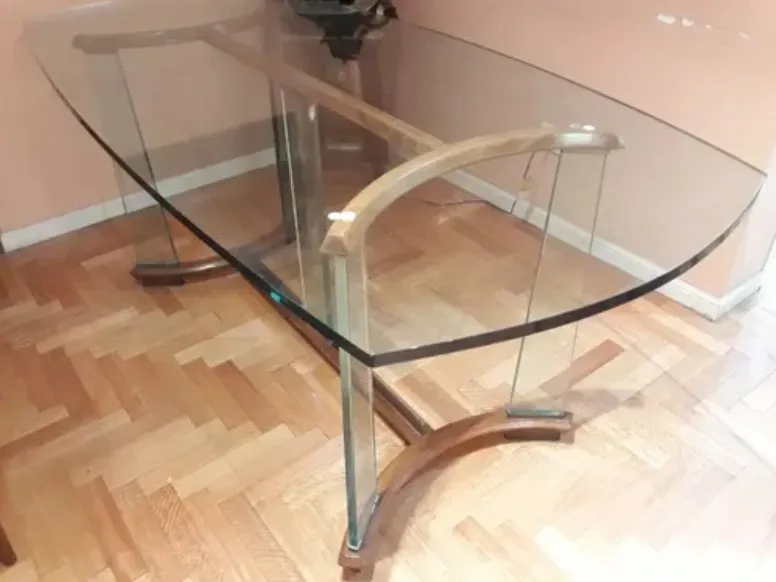 mesa de Fontana Arte para 8 personas en un ambiente acogedor