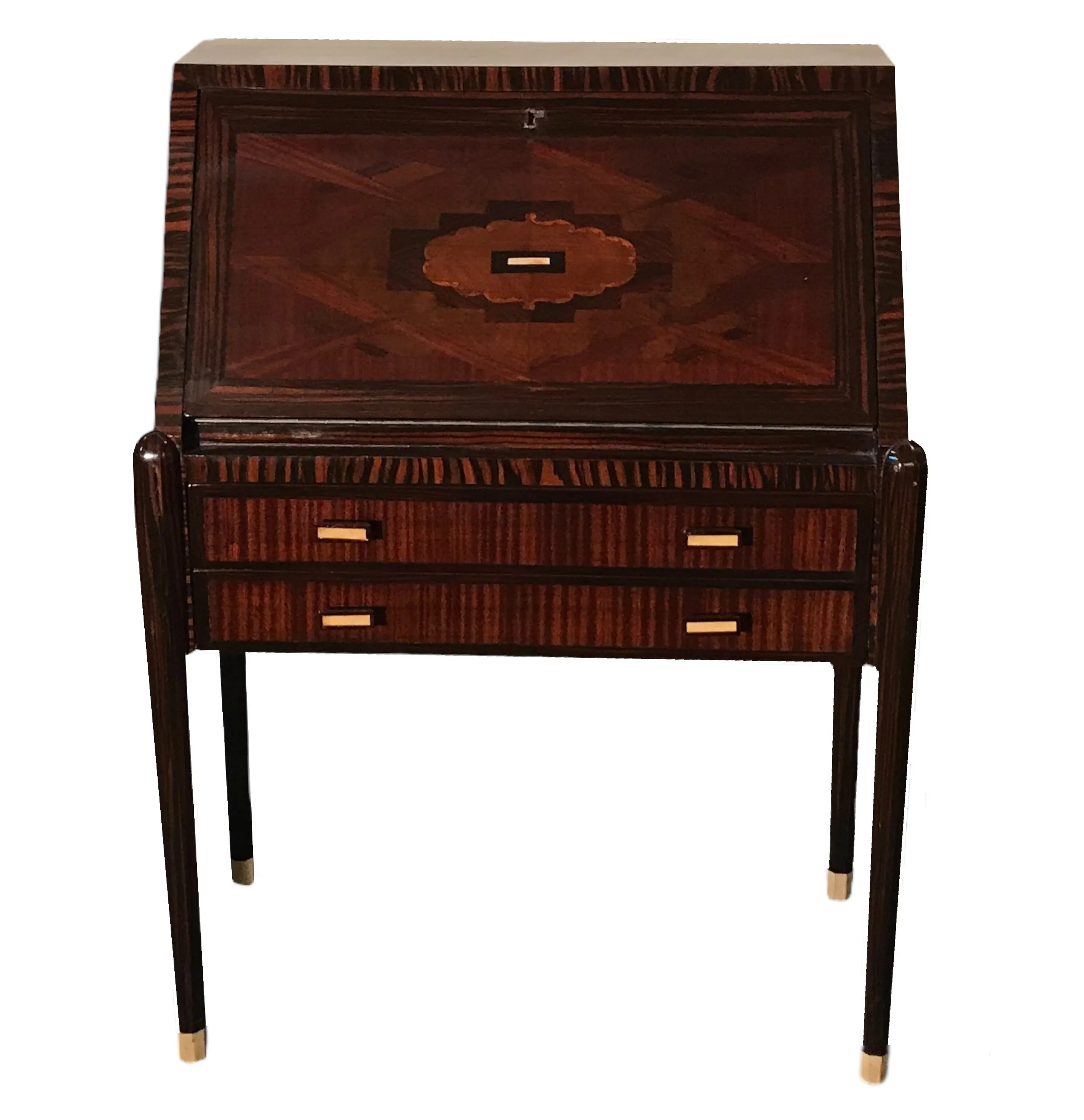 bureau ancien avec tiroirs dans un environnement simple