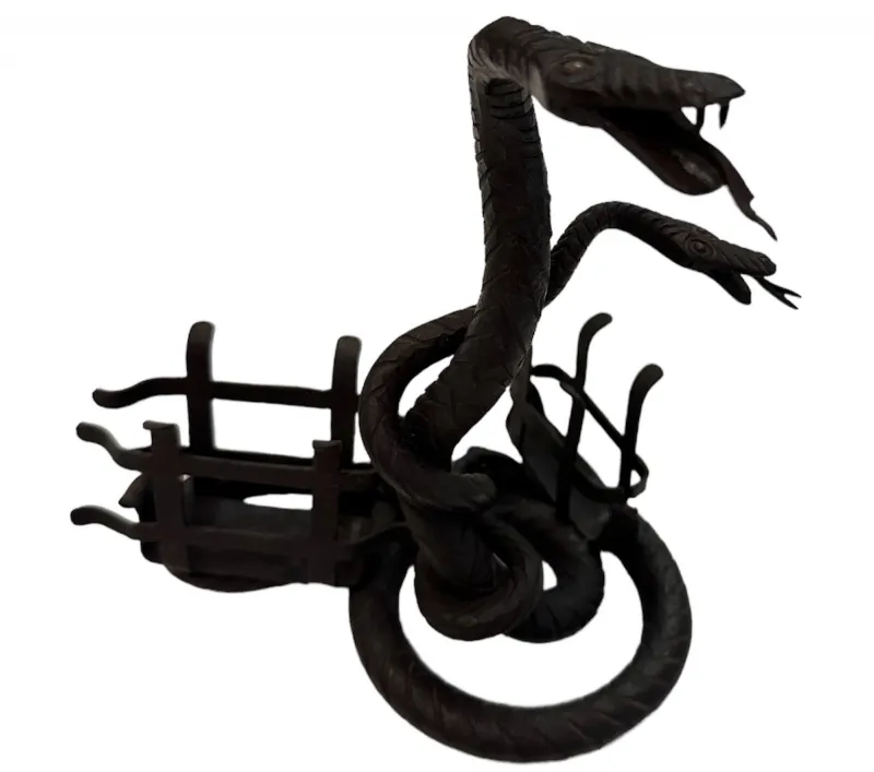 antikes Kartenfach mit Schlangendetails