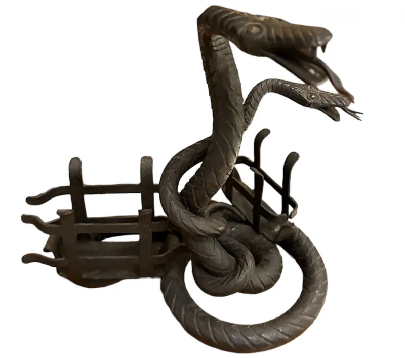 Vassoio per carte antico con serpenti decorativi.