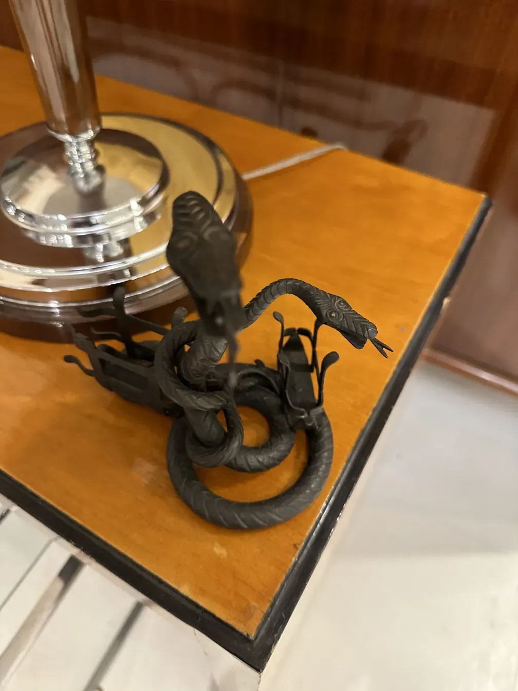 Plateaux de carte ancien avec serpents décoratifs et design élégant.