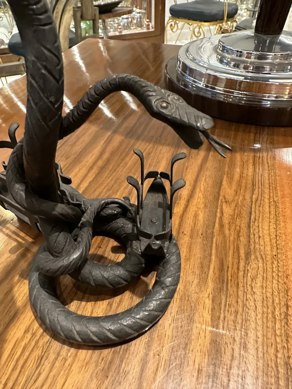 古董卡片托盘，带有装饰性蛇形图案。