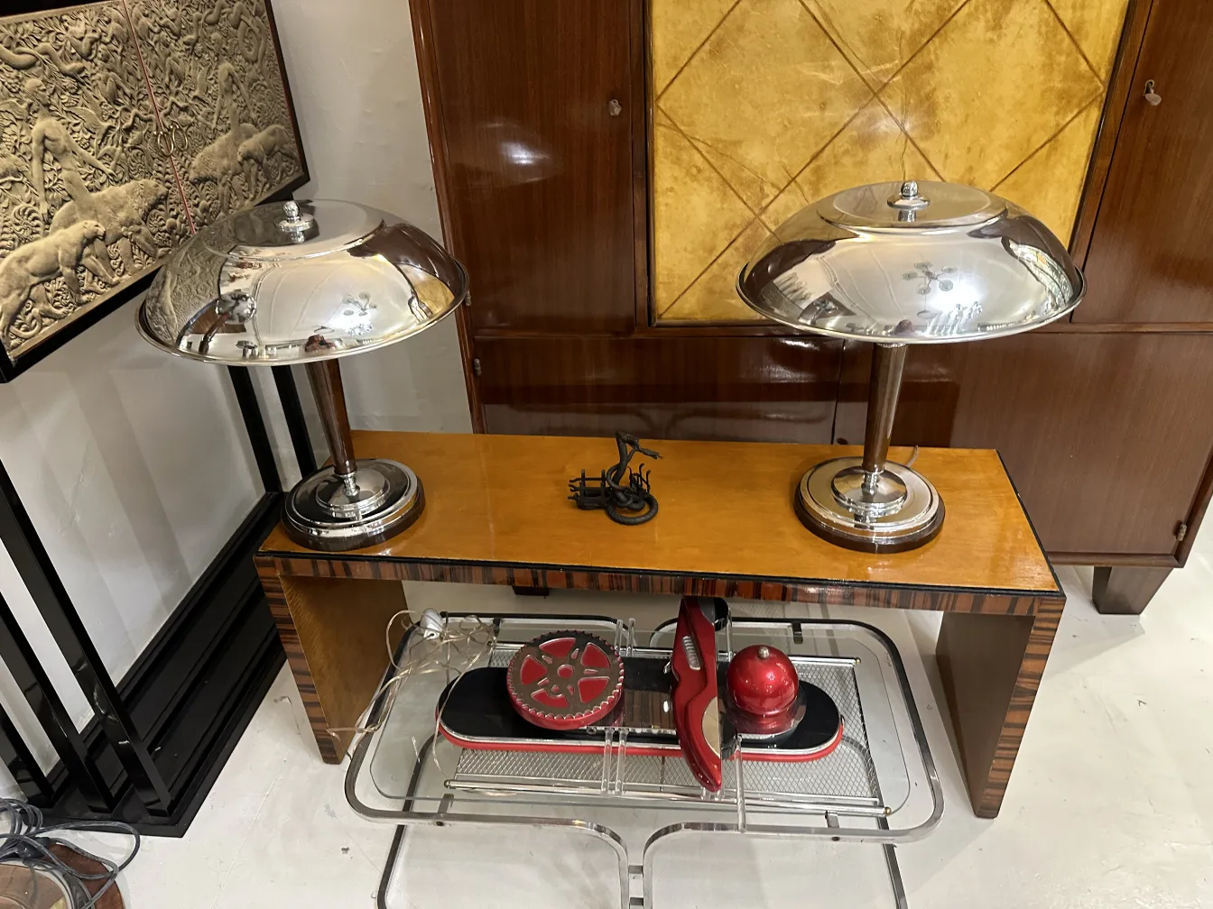 प्राचीन पत्र ट्रे जिसमें भव्य डिज़ाइन और ऑफिस आइटम शामिल हैं