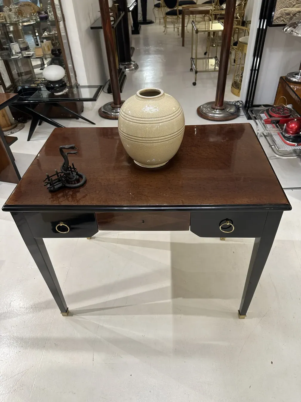 Vassoio per carte antico con decorazioni e un vaso di ceramica.