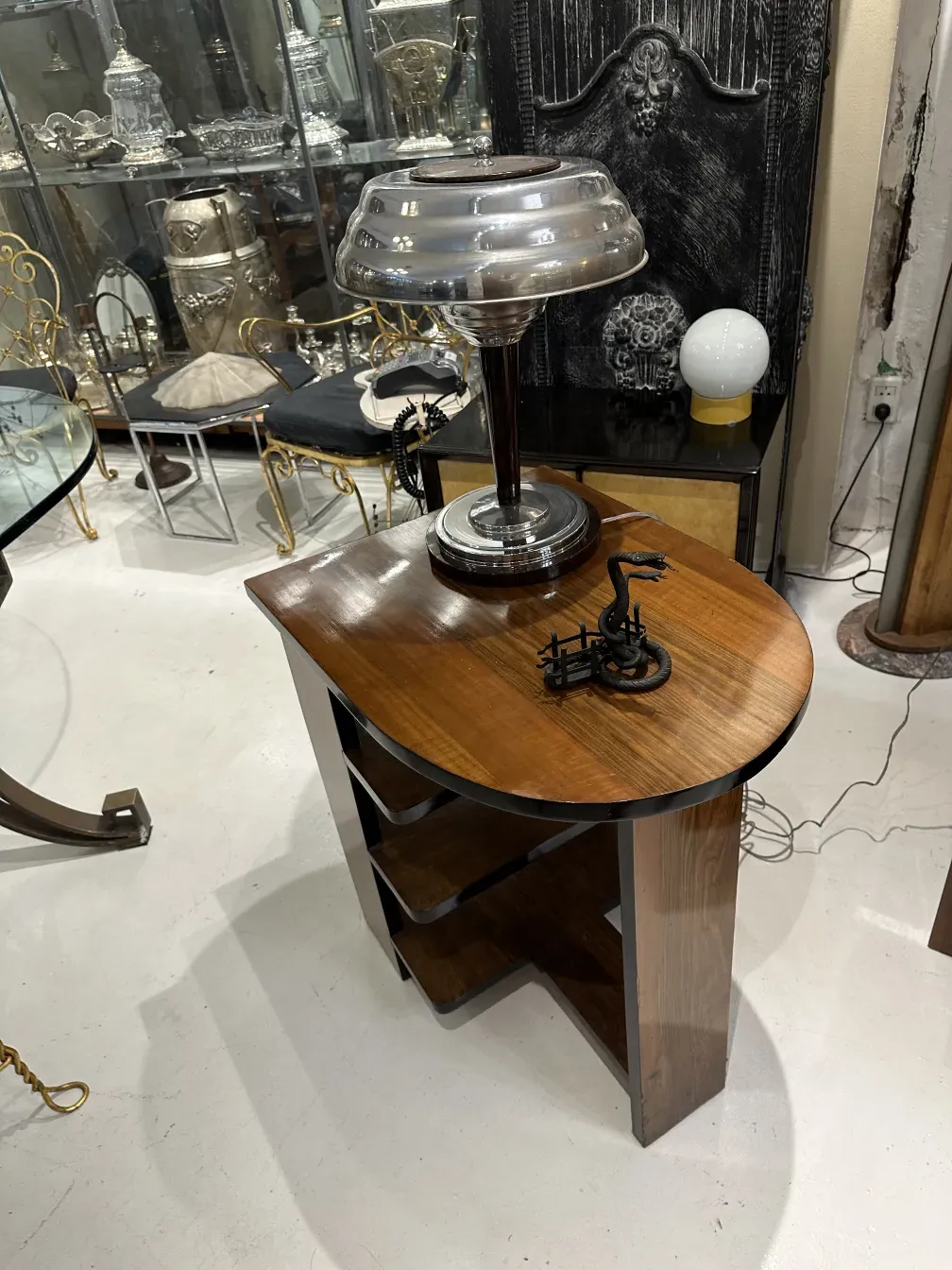 Vassoi per carte antichi con design elegante, circondati da oggetti d'epoca.