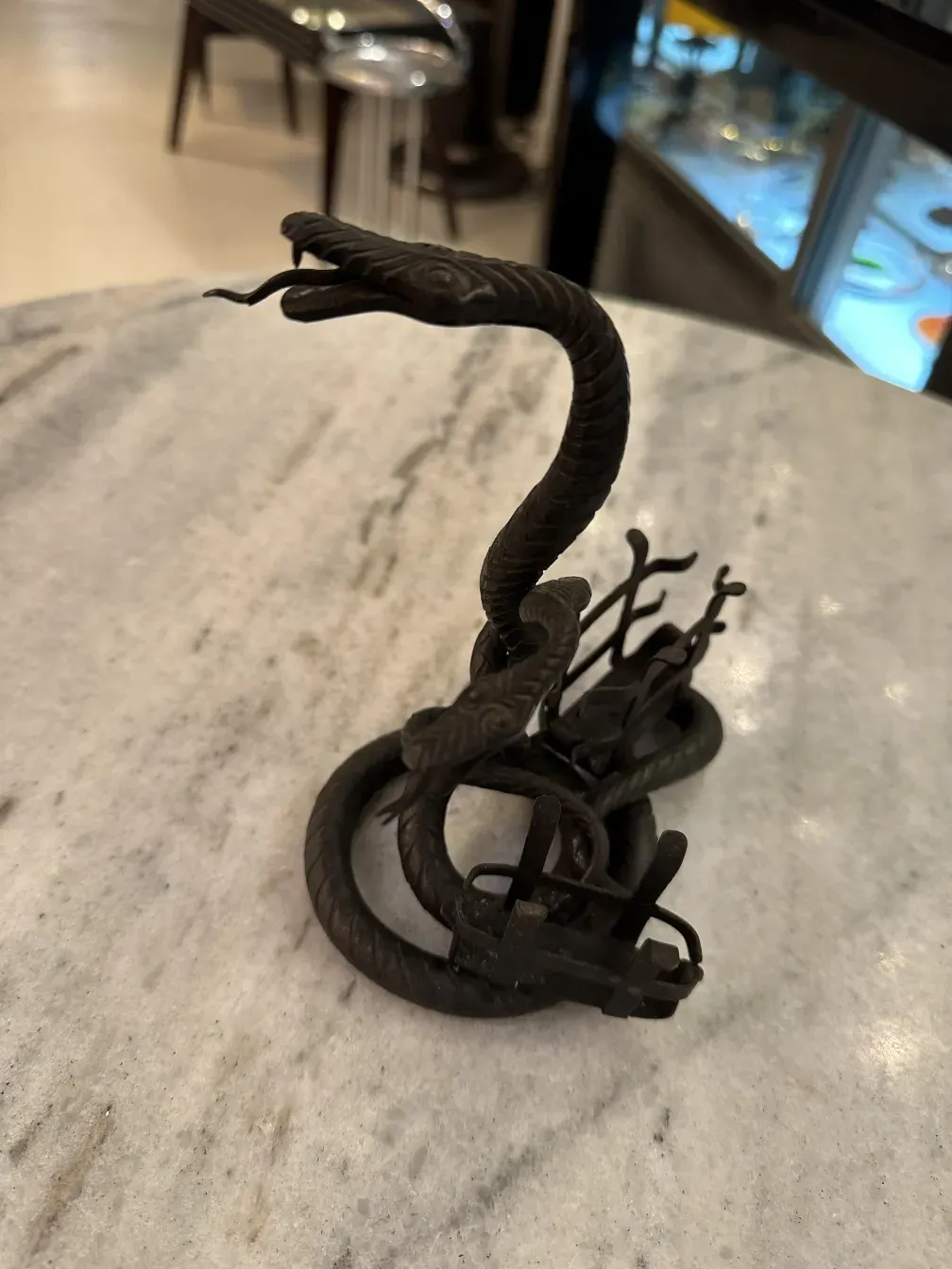 Vassoio per carte antico con dettagli eleganti. Ambientazione vintage con sfondo morbido.