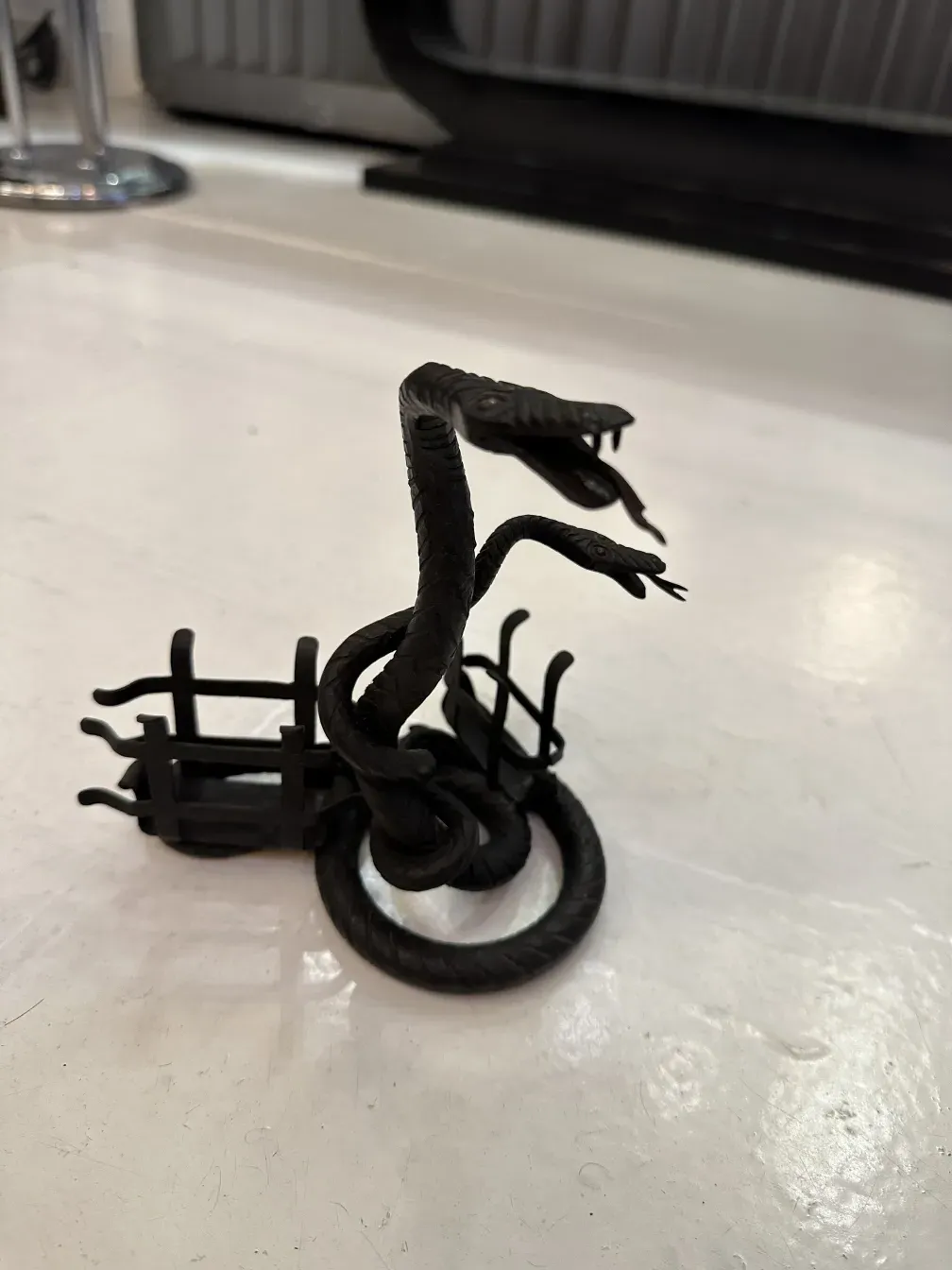 bandeja de cartas antiga com um design elegante de cobra em um ambiente claro