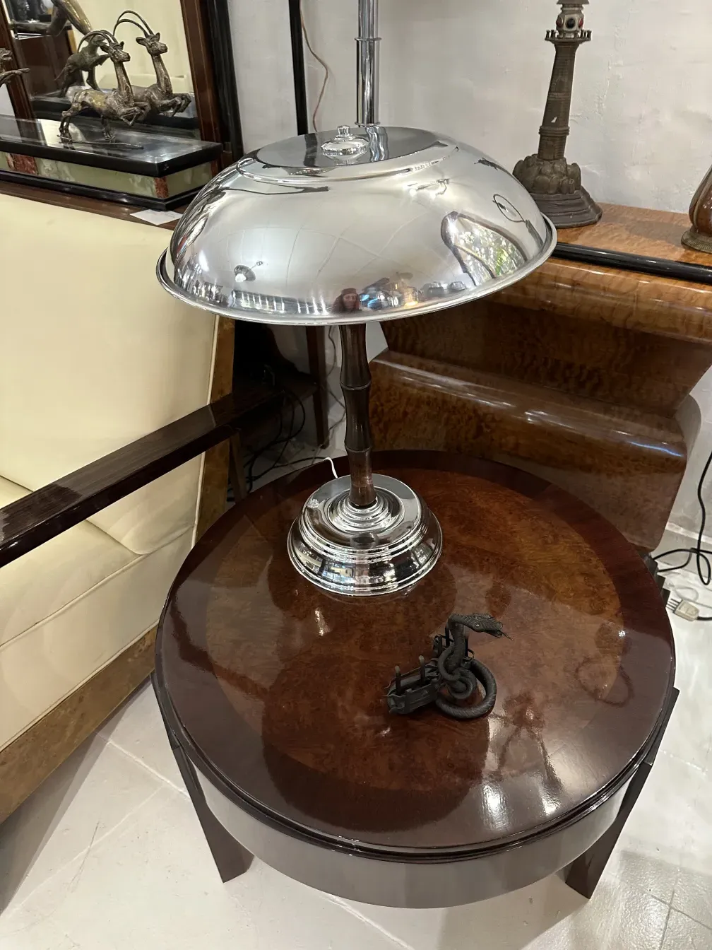 पुरानी पत्र ट्रे एक सुरुचिपूर्ण सेटिंग में, सजावटी विवरण