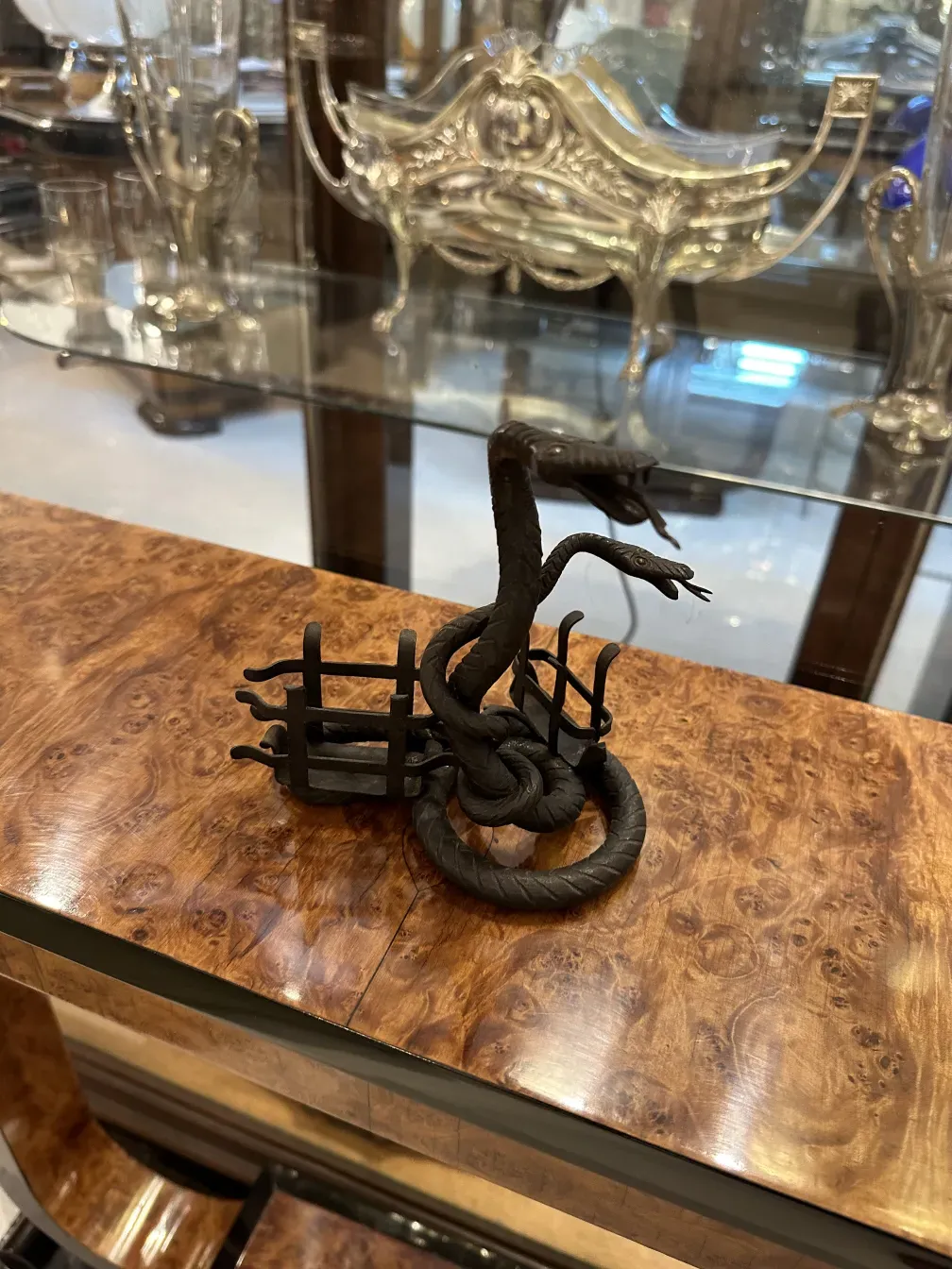 Vassoi per carte antichi con design artistico a forma di serpente, dettagli eleganti.