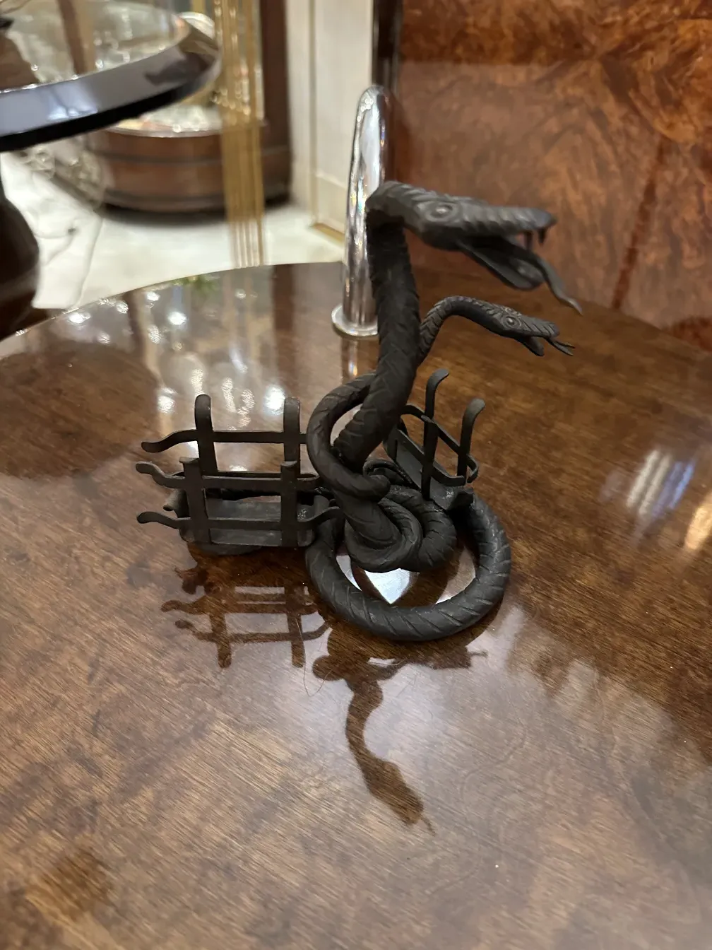 bandeja de cartas antigua con diseño en relieve