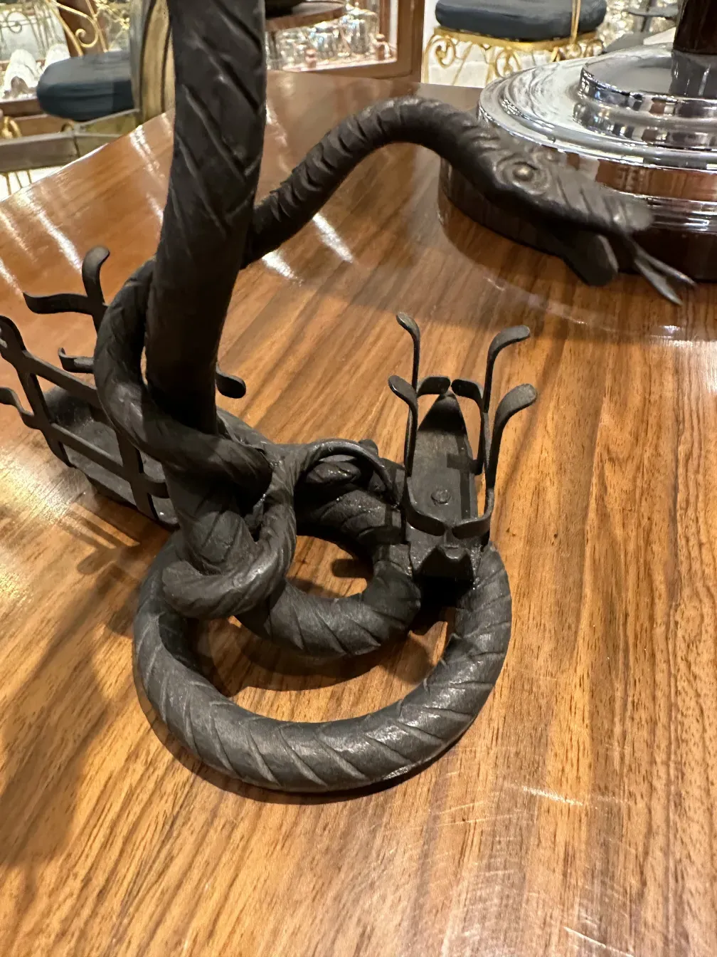 古董卡片托盘，环境中有装饰细节