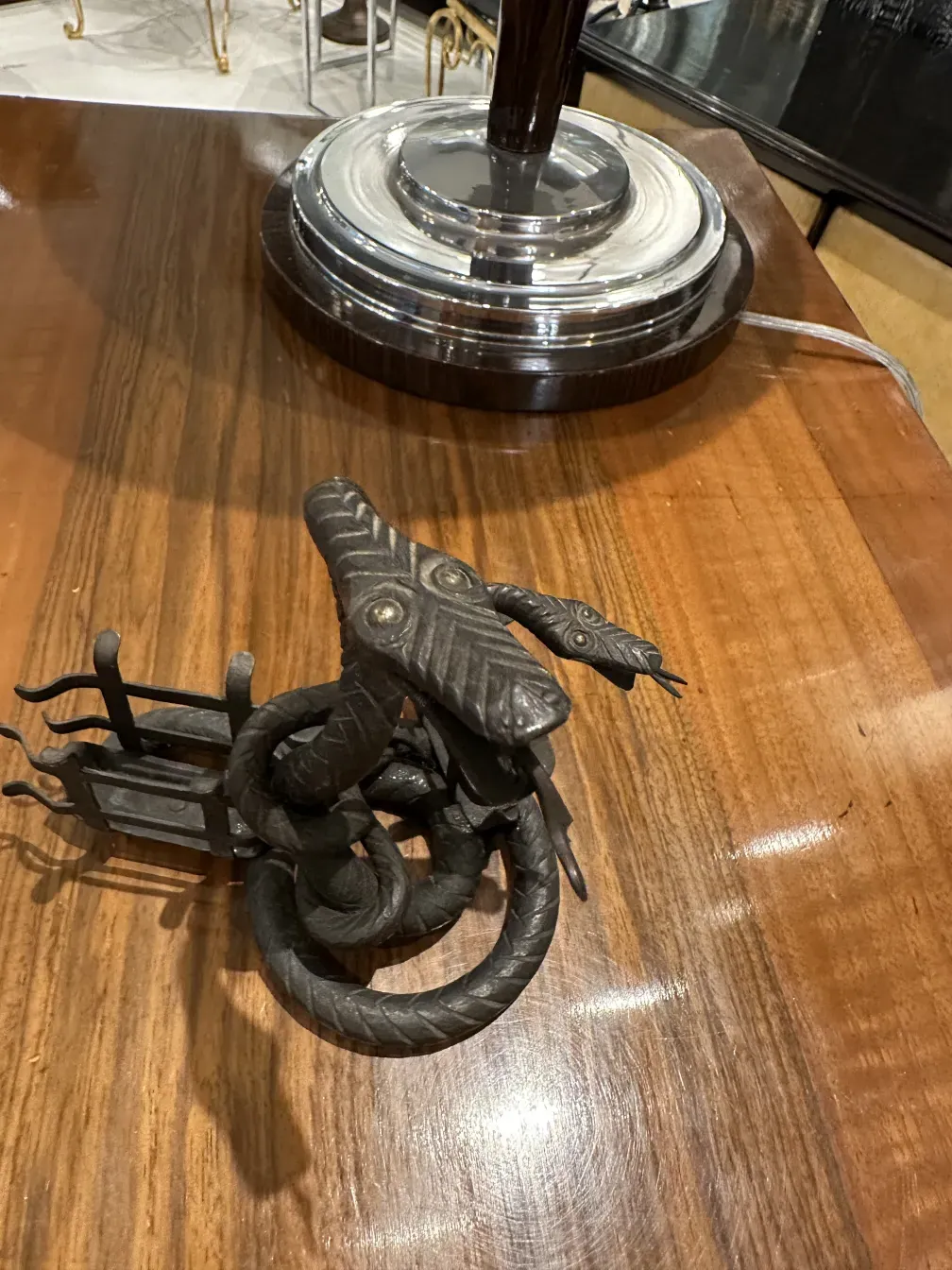 詳細な浮彫装飾が施された古いカードトレイ