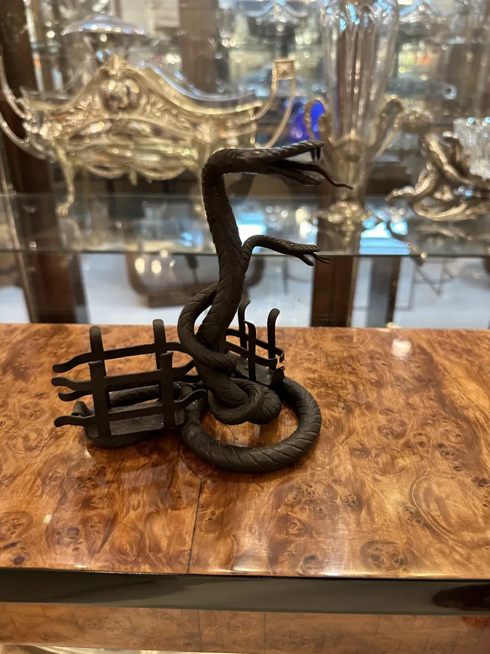 antiker Kartenfach mit dekorativem Design, in einer Antiquitätenumgebung