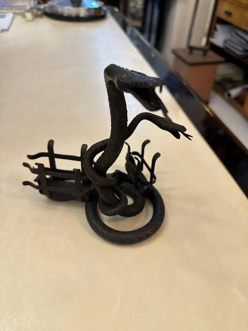 plateau de cartes ancien décoré avec forme de serpent