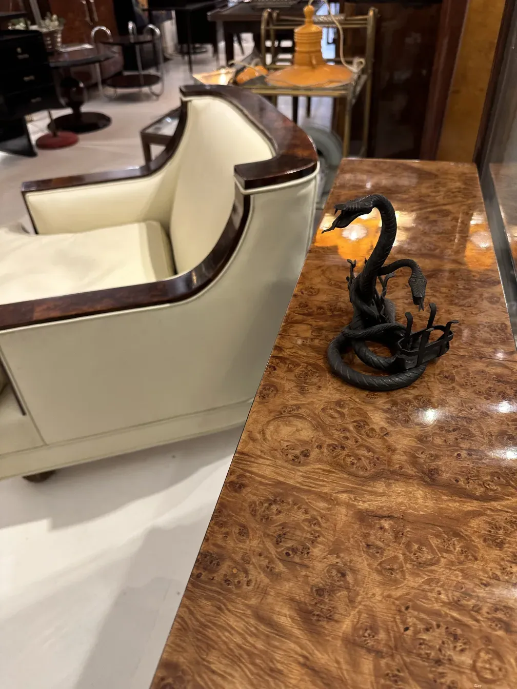 vassoi per carte antichi con dettagli di design art nouveau in un ambiente elegante