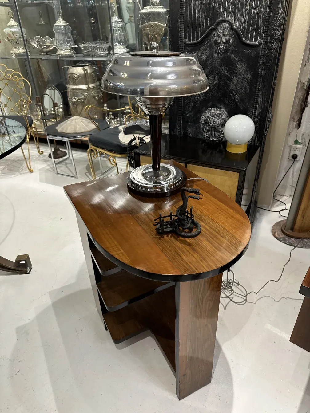 alter Kartenfach mit elegantem Design auf dem Tisch