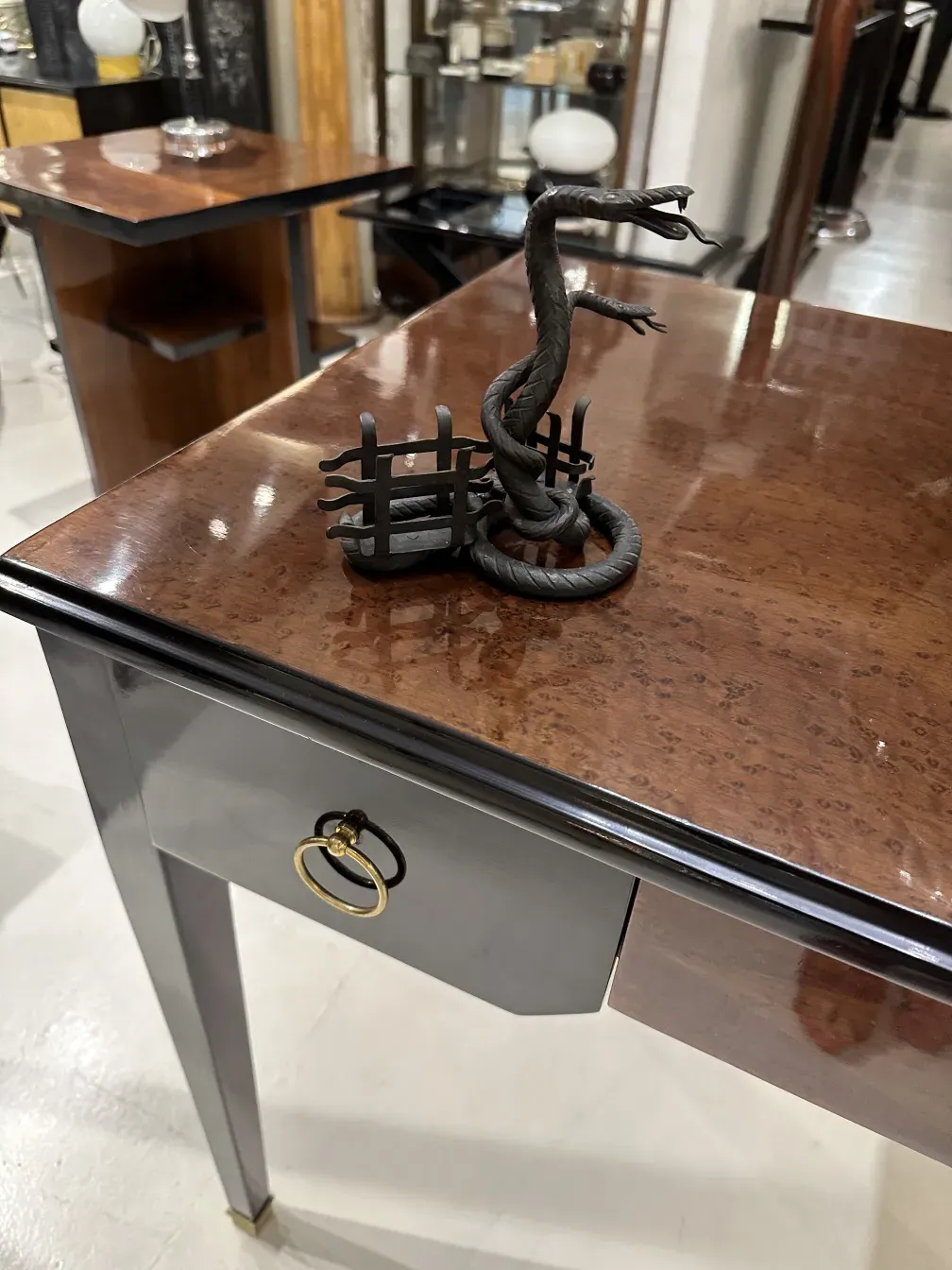 Antikes Kartenfach mit dekorativer Skulptur in vintage Umgebung.