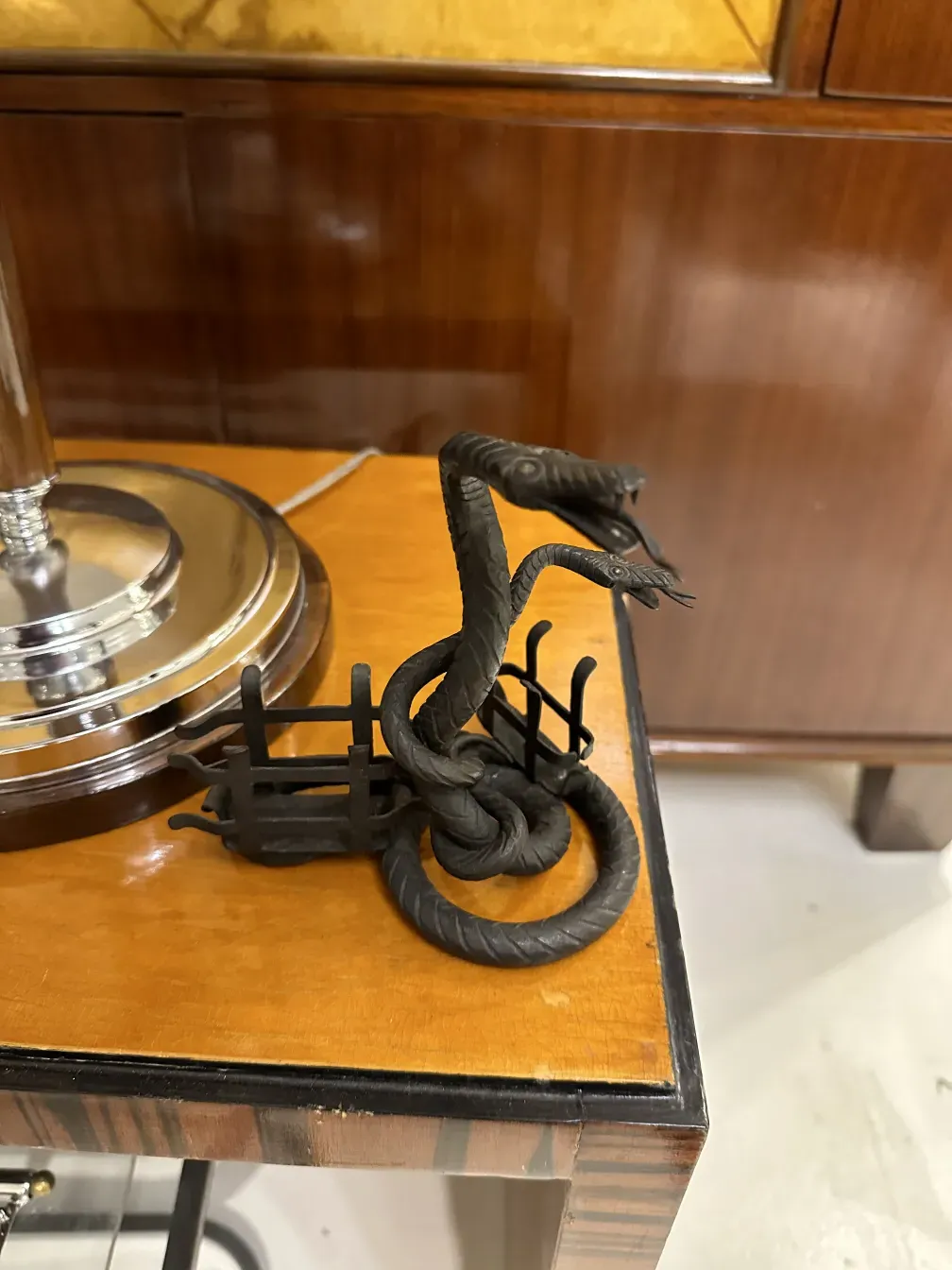 plateau de carte ancien décoratif avec motifs de serpents