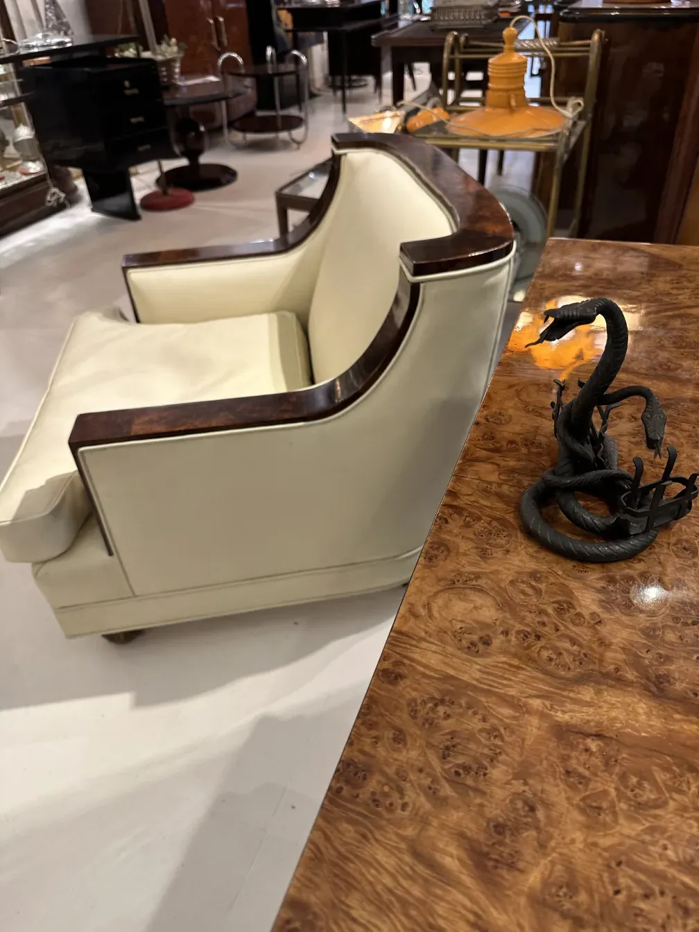 Plateau de carte ancien avec accessoires décoratifs dans un cadre élégant.