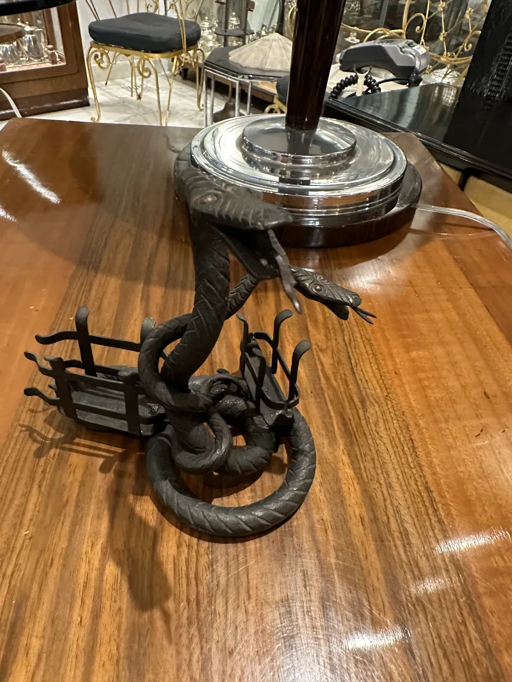 Plateaux de carte ancien avec un design décoratif et des détails courbes.