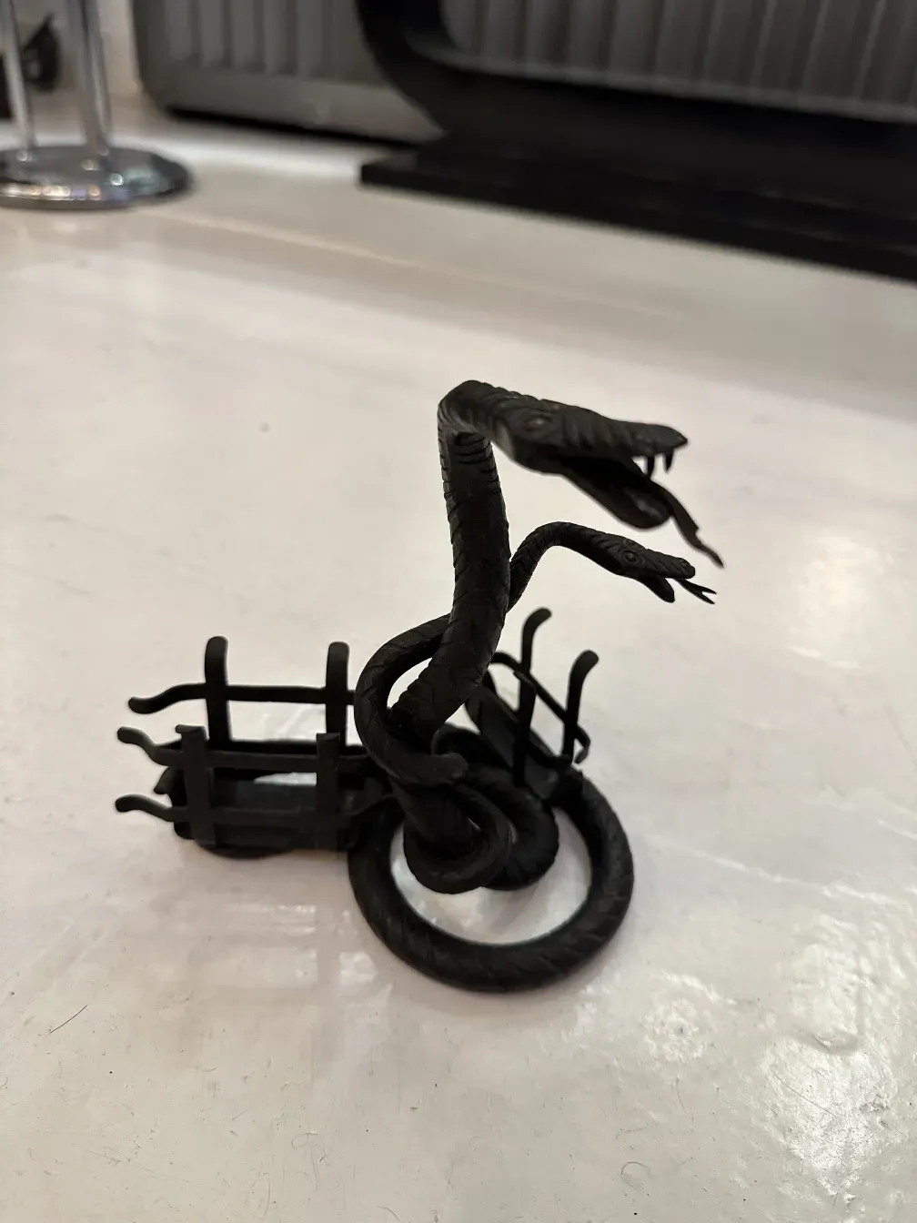 vassoio per carte antico con dettagli di serpente sulla parte superiore, elegante e unico