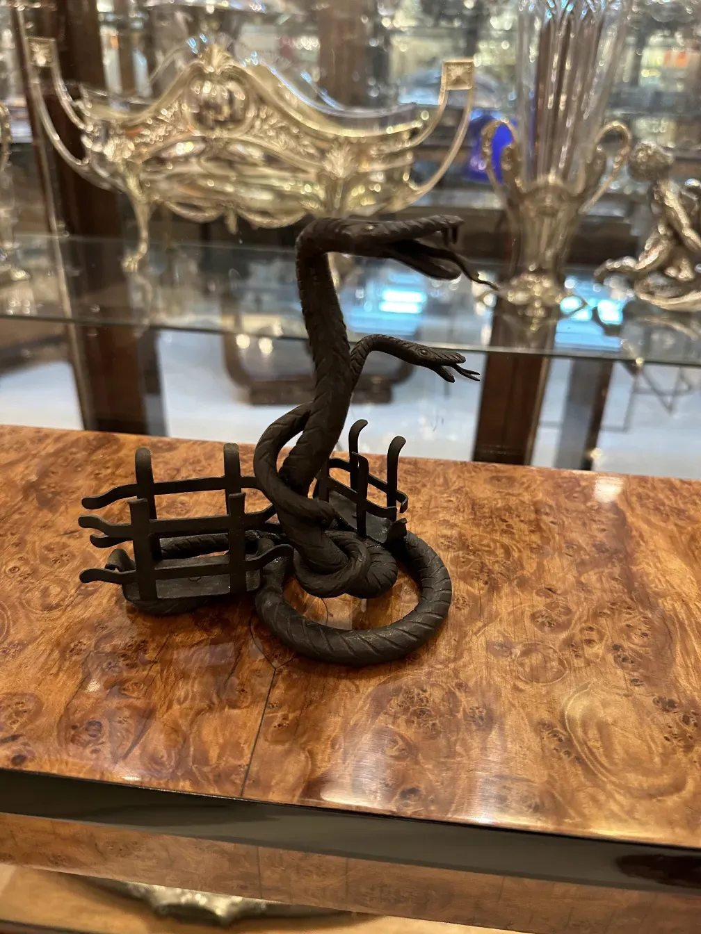 Plateaux de carte ancien avec un design artistique évoquant des branches, dans un cadre élégant