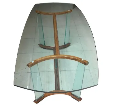 Mesa antigua, forma ovalada, para 8 personas, con detalles únicos.