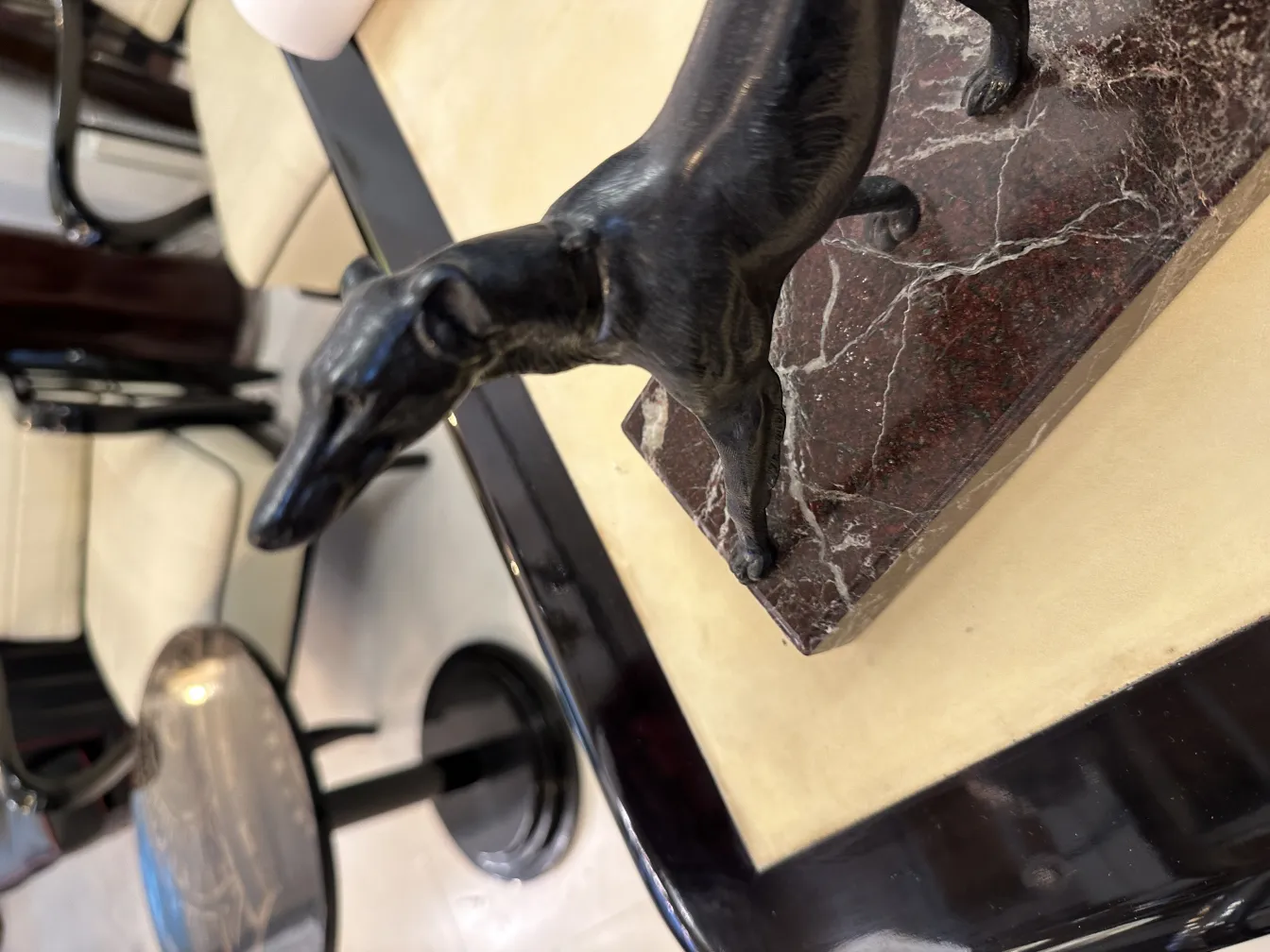 Escultura de perro como aprieta libros en ambiente elegante