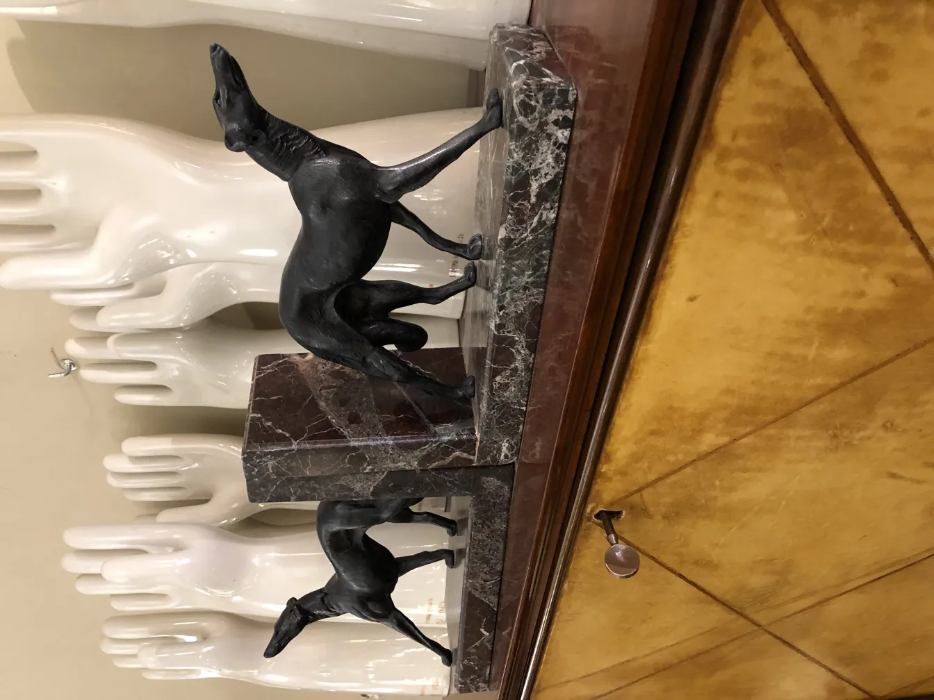 serre-livres avec sculptures de chiens sur une base élégante